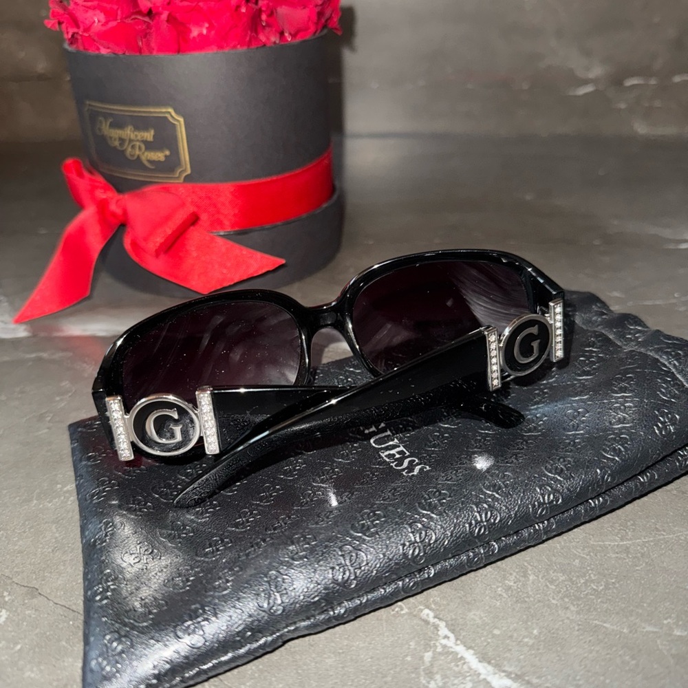 GUESS Black Sunglasses with Logo and Case - Picture 3 of 3